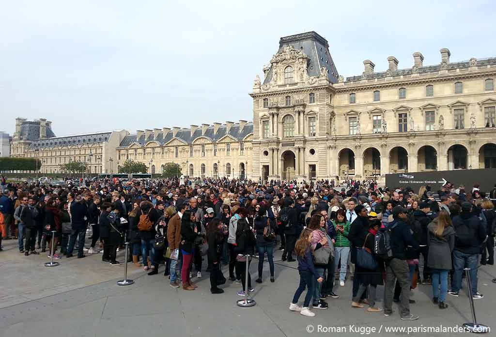 Wartezeiten Warteschlangen Anstehen am Louvre in Paris