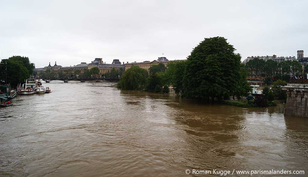 Hochwasser-Paris-Louvre