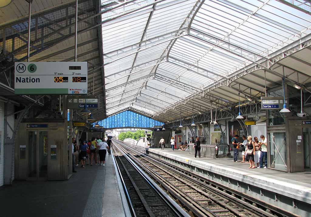 Metro Paris Bir Hakeim Station