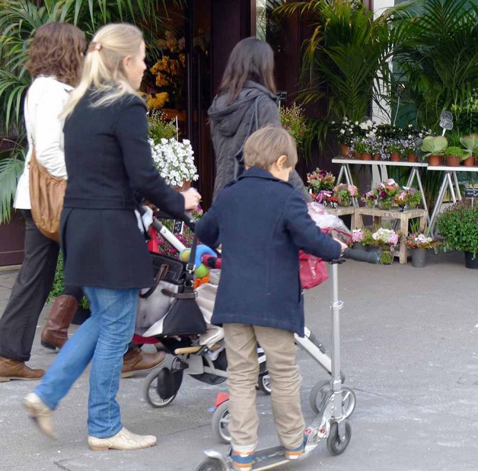 Paris mit Kinderwagen Buggy Kindertrage