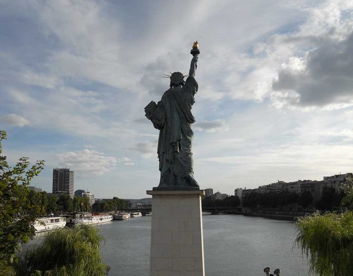 Freiheitsstatue Paris Blick von hinten