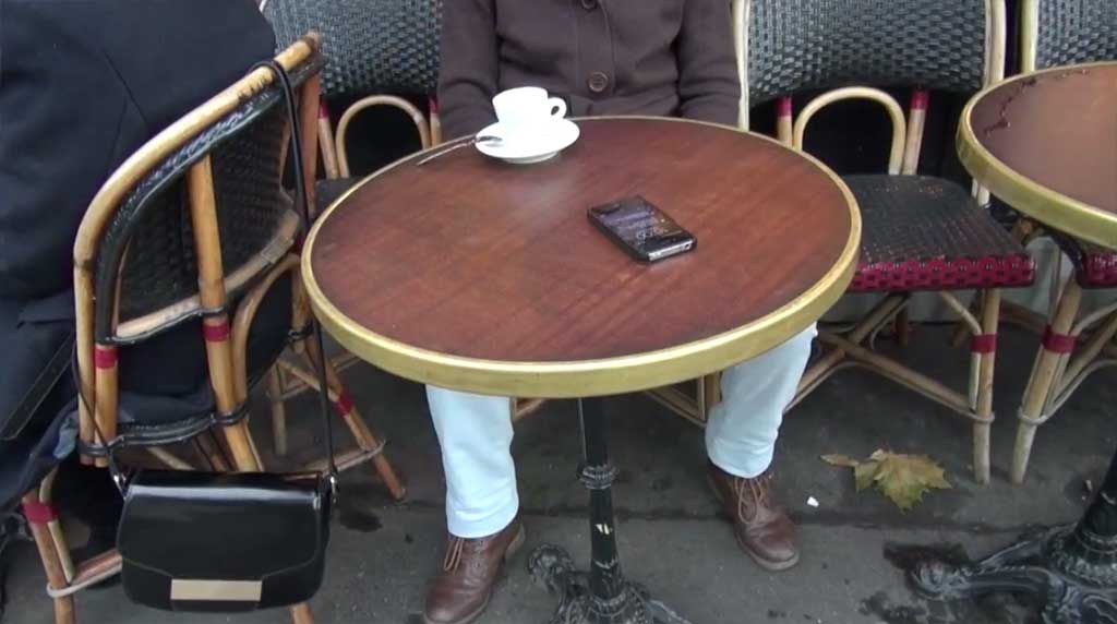 Handy Tisch Terrase Taschendiebe Cafe Paris