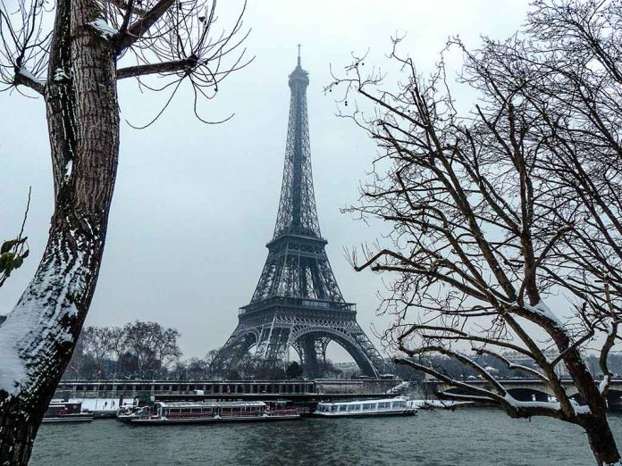 Paris im Januar Eiffelturm Schnee