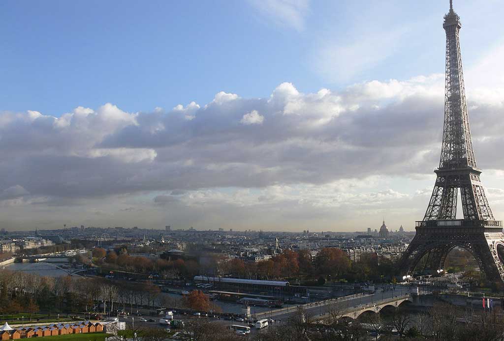 Blick auf den Eiffelturm vom Palais Chaillot Musée de l'Homme in Paris