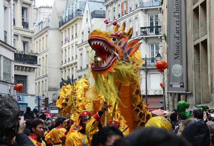 Chinesisches Neujahrsfest Paris Drache Umzug