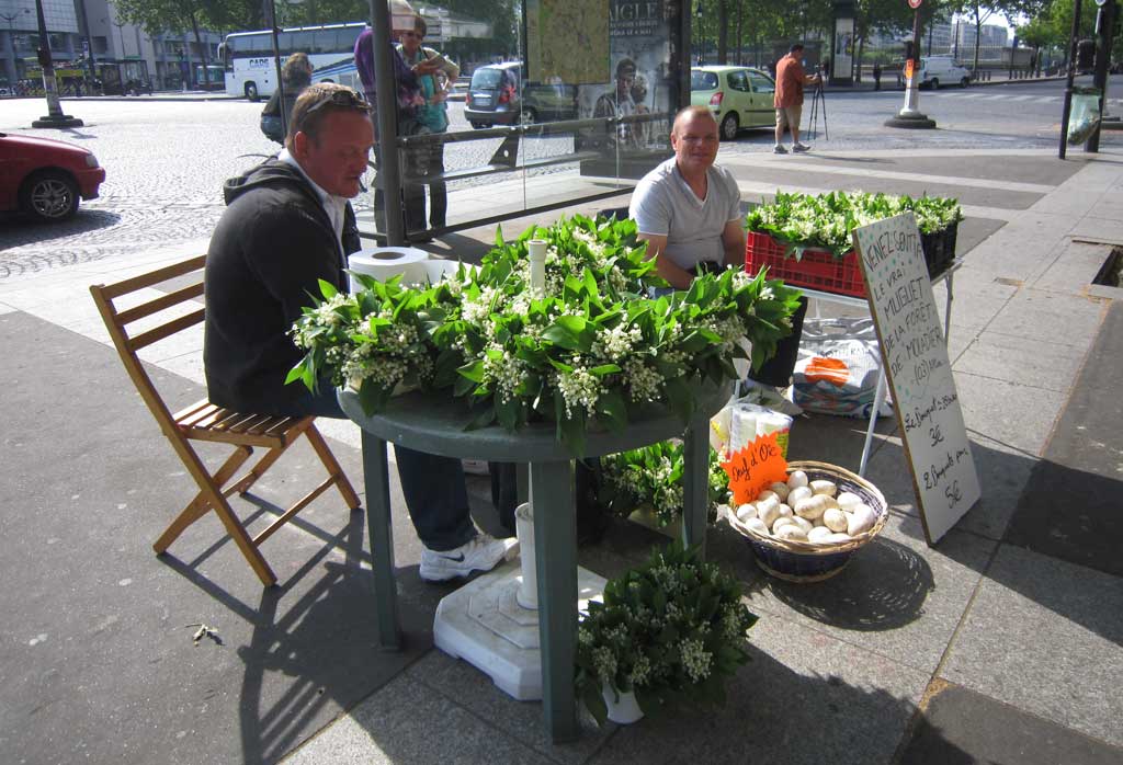 Maiglöckchen Verkäufer Paris 1. Mai Feiertag Muguet