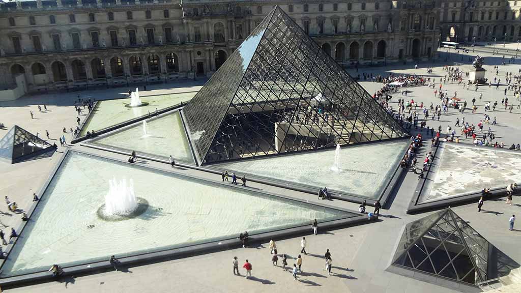 Fünf Pyramiden vom Louvre