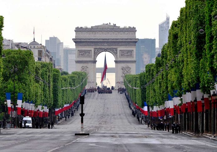 8 Mai Champs-Elysees Feiertag Triumphbogen Zeremonie