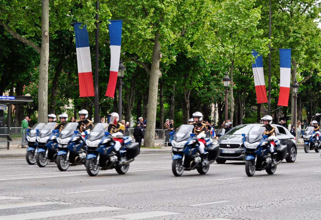 Französischer Präsident 8 Mai Triumphbogen Paris Kranzniederlegung