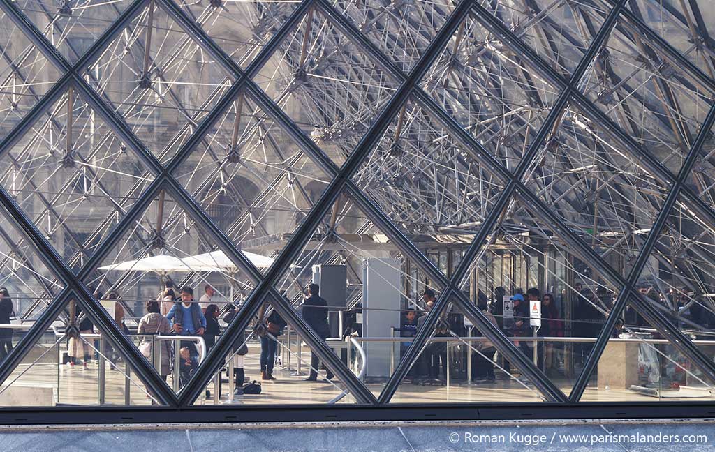 Pyramide Louvre Haupteingang Sicherheitskontrolle