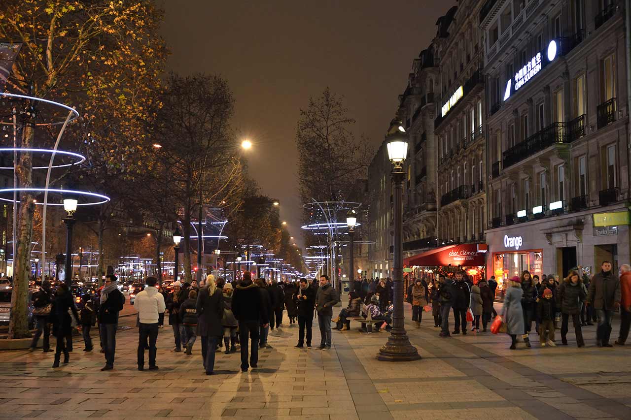 Champs Elysees nachts Paris