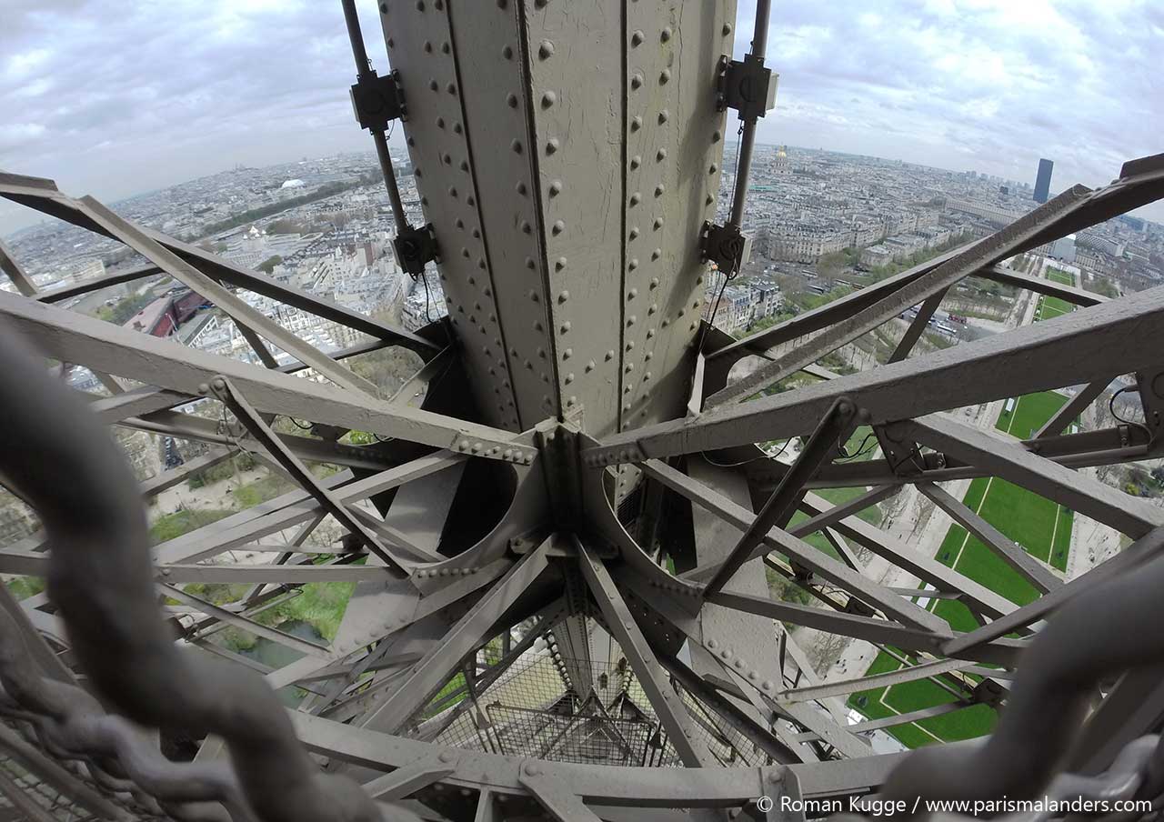 Eiffelturm Konstruktion von den Treppen aus